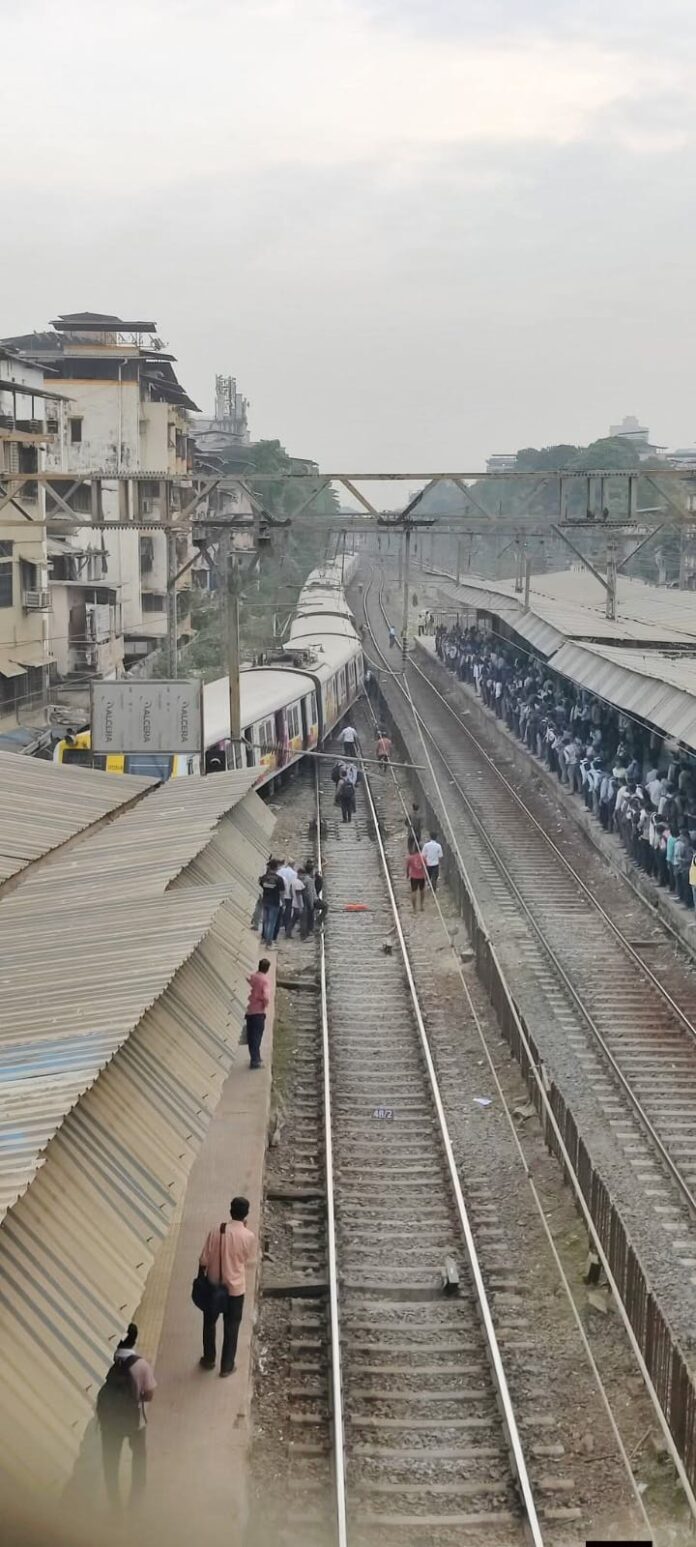 डोंबिवलीजवळ रिकाम्या लोकलचा डबा घसरला; प्रवाशांना इजा नाही, वाहतुकीवर परिणाम