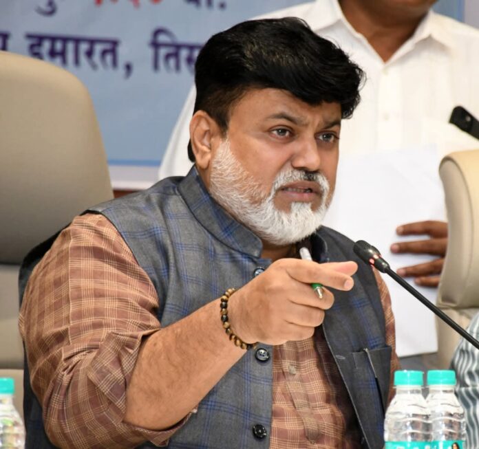 जनता दरबारात १६९ अर्जांपैकी ९० टक्के जागेवर निकाली, प्रलंबित अर्जाबाबत संबंधित अधिकाऱ्यांनी अहवाल सादर करावा - पालकमंत्री डाॕ उदय सामंत.