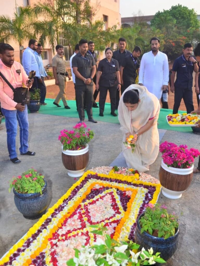 बारामती पोटनिवडणुकीच्या पार्श्वभूमीवर सुनेत्राताईंचे अजितदादांना अभिवादन