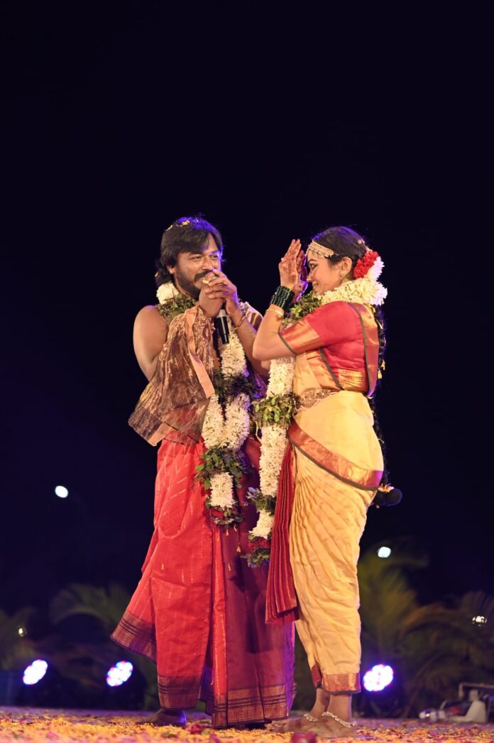 वैष्णवी–चंद्रकांतचा अनोखा लग्नसोहळा; भारतीय नृत्यशैलीतून कलात्मक विवाह बंधनातं पडले कलाकार जोडपे.