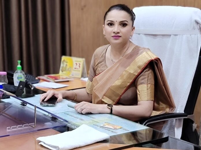 अत्याचारातून उभी राहिली सविता प्रधान; पहिल्याच प्रयत्नात UPSC उत्तीर्ण होऊन IAS बनण्याचा पराक्रम