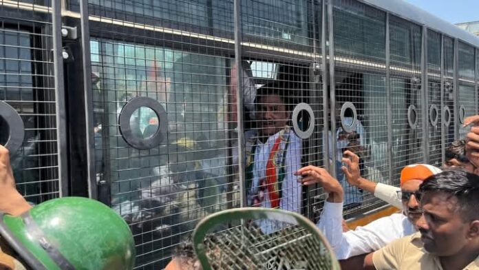 कांदा उत्पादक शेतकऱ्यांच्या आंदोलनावरून सरकारवर टीका; “अटक करून प्रश्न सुटणार नाहीत” कांदा उत्पादक शेतकऱ्यांच्या आंदोलनावरून सरकारवर टीका; “अटक करून प्रश्न सुटणार नाहीत”