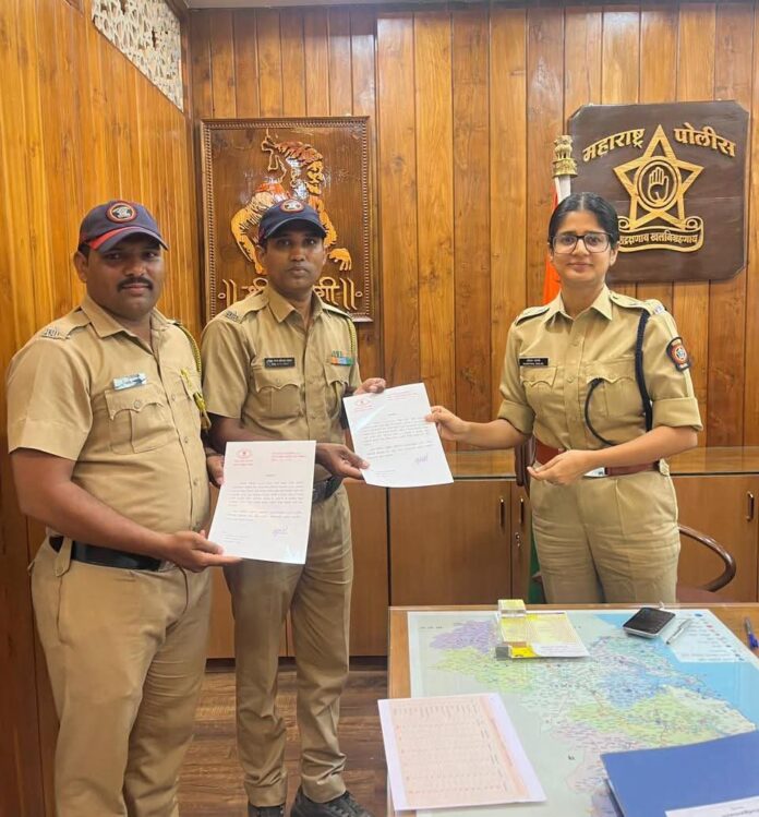 काशीद समुद्रकिनारी बुडणाऱ्या दाम्पत्याला पोलिसांनी दिले जीवदान