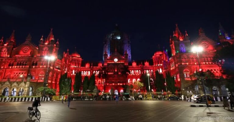 जागतिक मासिक पाळी स्वच्छता दिनानिमित्त CSMT स्टेशन लाल रंगात उजळले