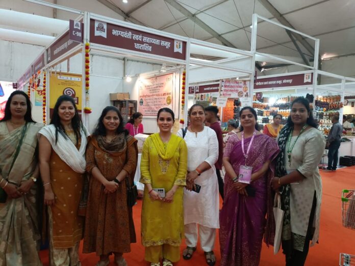 महालक्ष्मी सरस प्रदर्शनाला रायगड जिल्हा परिषदेच्या अधिकाऱ्यांची भेट महालक्ष्मी सरस प्रदर्शनाला रायगड जिल्हा परिषदेच्या अधिकाऱ्यांची भेट