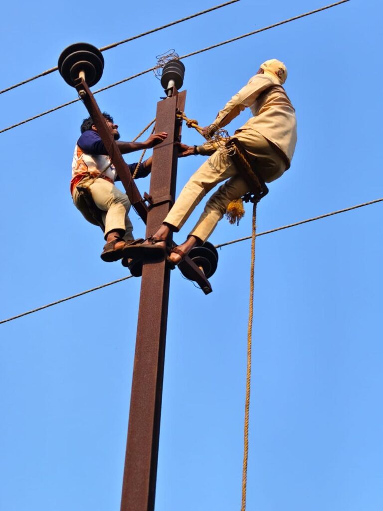 महावितरणची वादळी संकटातही अखंड ग्राहकसेवा