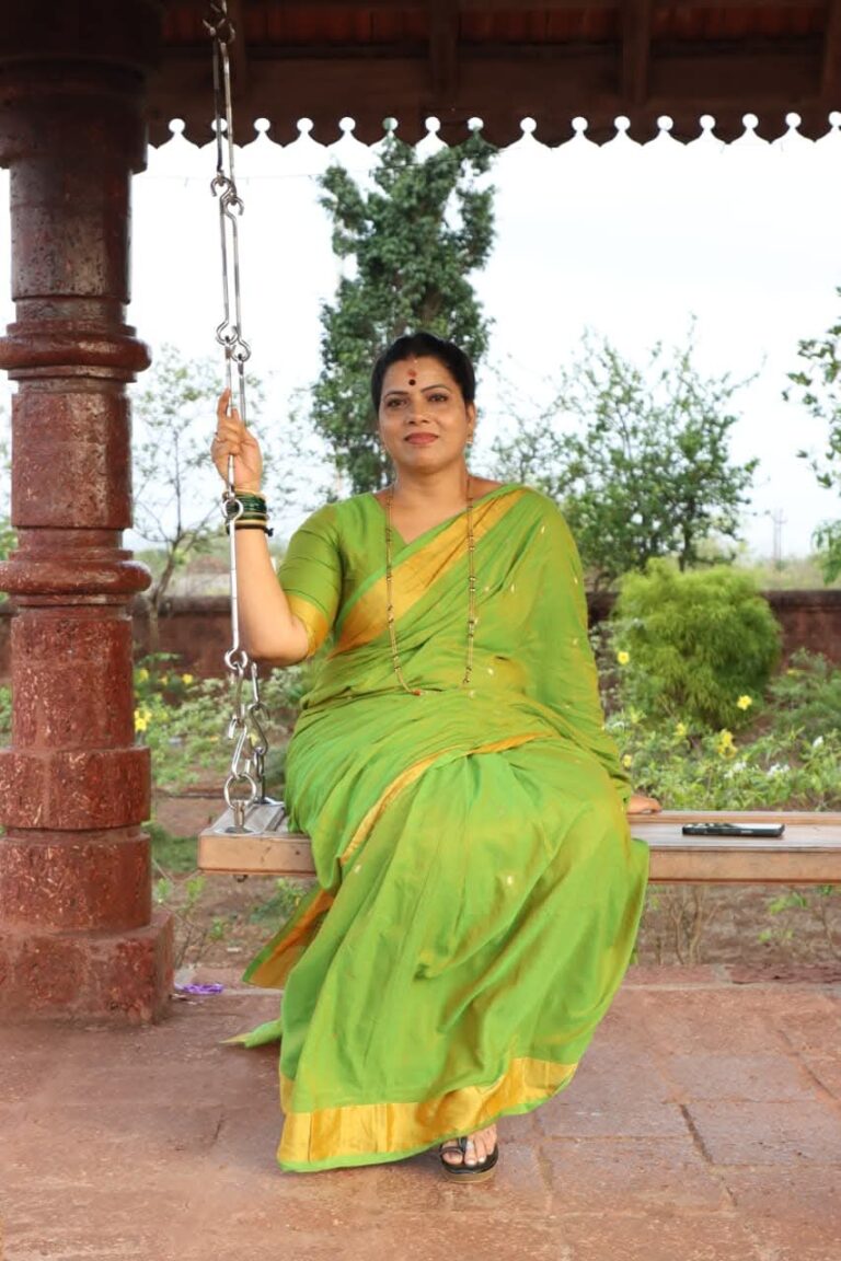 मुंबईच्या महापौर रितू तावडे यांची आपल्या राजापूर गावी भेट
