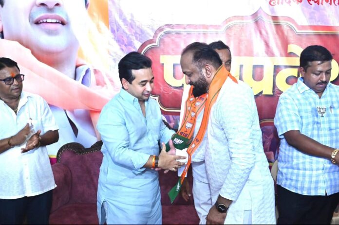 विजयदुर्ग परिसरातील उबाठा गटाच्या शेकडो कार्यकर्त्यांचा भाजपमध्ये प्रवेश