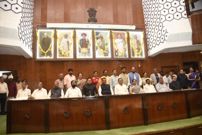 विधानपरिषदेच्या १० नवनिर्वाचित सदस्यांचा शपथविधी संपन्न विधानपरिषदेच्या १० नवनिर्वाचित सदस्यांचा शपथविधी संपन्न