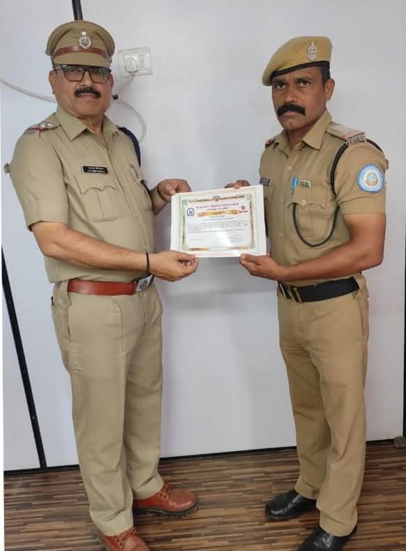 वीर स्टेशनजवळ पडलेला मोबाईल होमगार्डने शोधून प्रवाशाला परत दिला वीर स्टेशनजवळ पडलेला मोबाईल होमगार्डने शोधून प्रवाशाला परत दिला