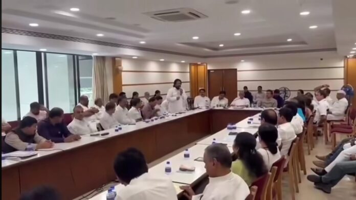 शरद पवार यांच्या उपस्थितीत मुंबईत राष्ट्रवादी काँग्रेस पक्षाची संघटनात्मक आढावा बैठक शरद पवार यांच्या उपस्थितीत मुंबईत राष्ट्रवादी काँग्रेस पक्षाची संघटनात्मक आढावा बैठक