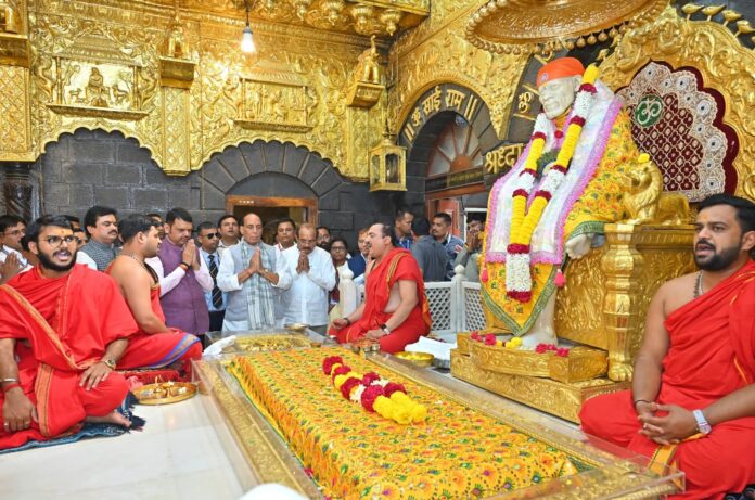 शिर्डीत केंद्रीय संरक्षण मंत्री राजनाथ सिंह यांनी घेतले साईबाबांचे दर्शन