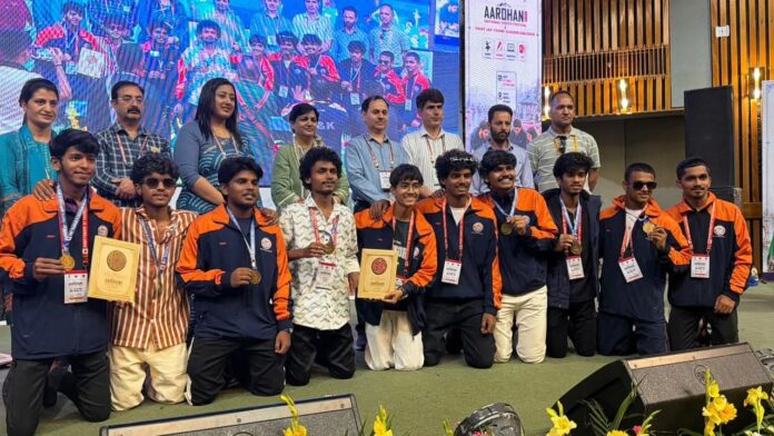श्रीनगरमध्ये देवगड कॉलेजच्या ढोल नृत्याची मोहोर