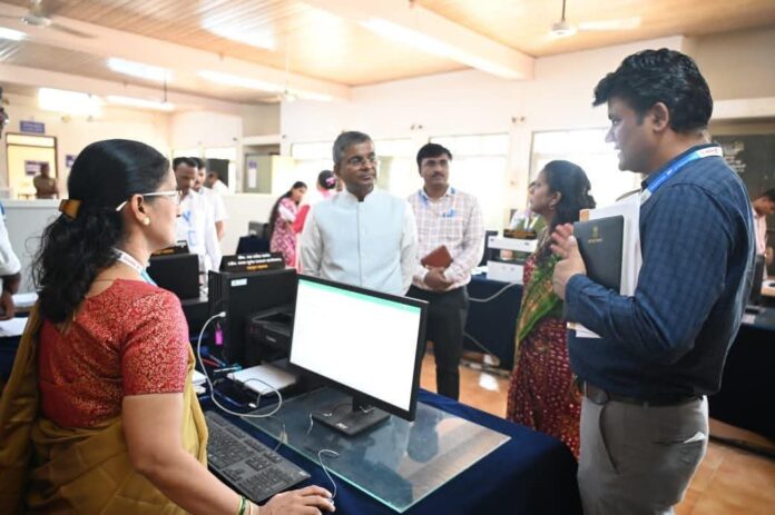अप्पर मुख्य सचिव विकास खारगे यांनी कुडाळ तालुक्यातील महसूल कामकाजाचा घेतला आढावा
