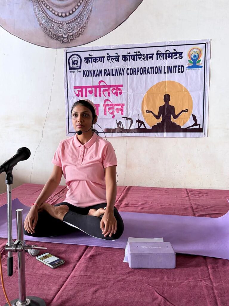 आंतरराष्ट्रीय योग दिनानिमित्त रत्नागिरी रेल्वे स्थानकात योग सत्राचे आयोजन