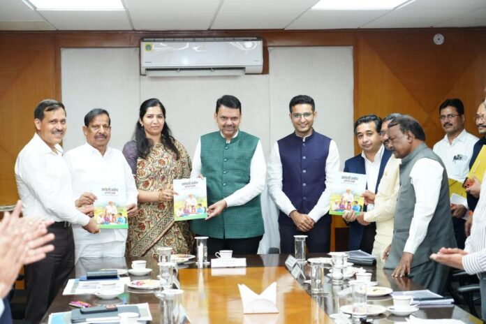 'आपली जमीन, आपले हक्क' कॉमिकचे मुख्यमंत्री देवेंद्र फडणवीस यांच्या हस्ते प्रकाशन