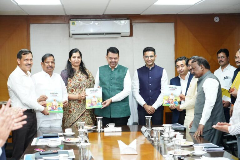 'आपली जमीन, आपले हक्क' कॉमिकचे मुख्यमंत्री देवेंद्र फडणवीस यांच्या हस्ते प्रकाशन