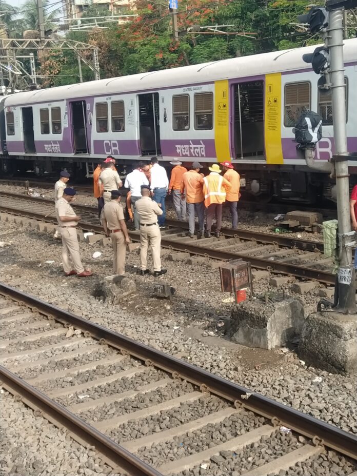 कल्याण स्थानकावरील फास्ट मार्गावरील रुळ तुटल्याने मध्य रेल्वेची वाहतूक विस्कळीत 