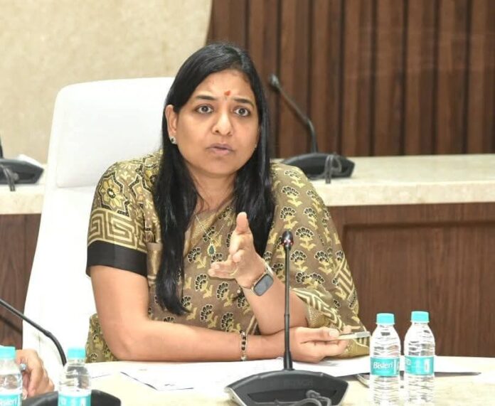 कोकण विभागीय आयुक्त रुबल अग्रवाल यांची ठाणे जिल्हाधिकारी कार्यालयाला भेट; विकासकामांचा घेतला आढावा