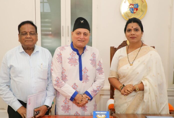 ज्येष्ठ अभिनेते पद्मश्री मनोज जोशी यांची महापौर रितू तावडे यांना सदिच्छा भेट