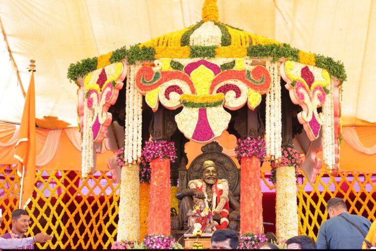 दुर्गराज रायगडावर छत्रपती शिवाजी महाराजांचा ३५३ वा राज्याभिषेक सोहळा उत्साहात
