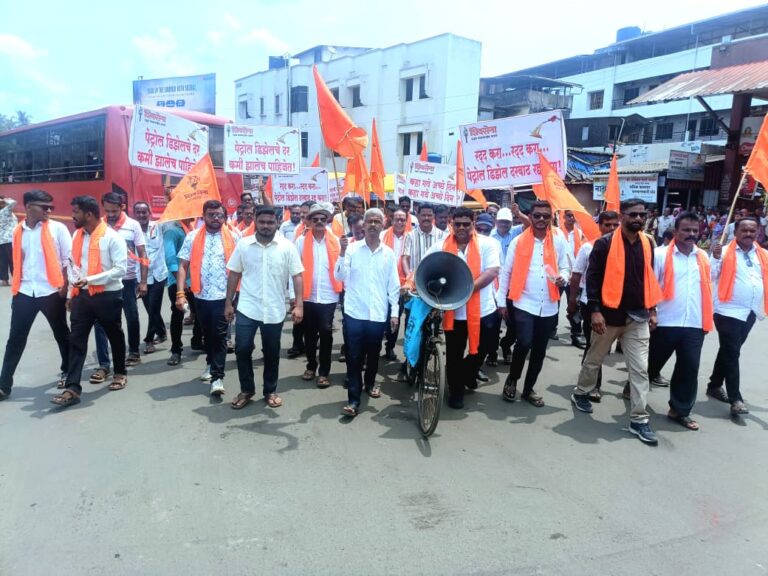पेट्रोल-डिझेल दरवाढीविरोधात कुडाळमध्ये शिवसेनेचे जोरदार आंदोलन