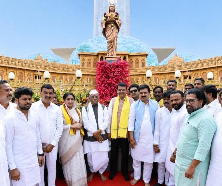 मुख्यमंत्री देवेंद्र फडणवीस यांचे पुण्यश्लोक अहिल्यादेवी होळकर स्मारकास अभिवादन