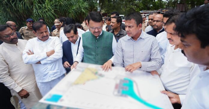 मुख्यमंत्री देवेंद्र फडणवीस यांनी वाढवण बंदर प्रकल्पाच्या आराखड्याची केली पाहणी