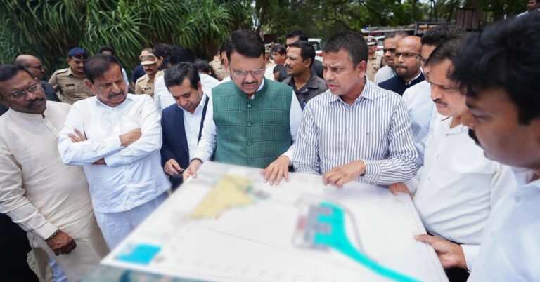 मुख्यमंत्री देवेंद्र फडणवीस यांनी वाढवण बंदर प्रकल्पाच्या आराखड्याची केली पाहणी