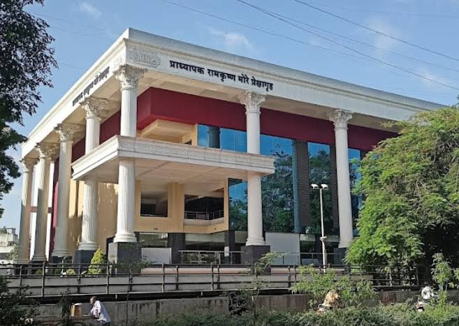 रामकृष्ण मोरे नाट्यगृहातील कलाकारांच्या सुविधांचा प्रश्न ऐरणीवर
