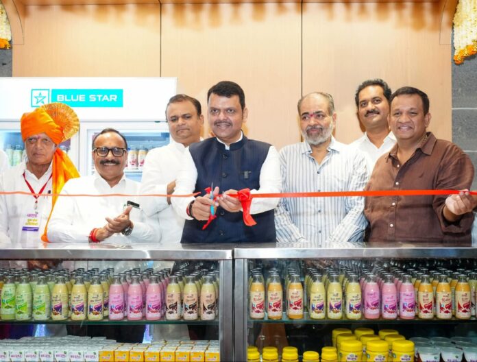 सीएसएमटी मेट्रो स्थानकावर वारणा दुग्धजन्य पदार्थ विक्री स्टॉलचे मुख्यमंत्री फडणवीस यांच्या हस्ते उद्घाटन