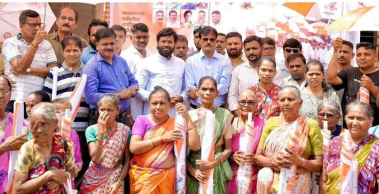 "जनसेवा हीच ईश्वरसेवा हेच आमचं ब्रीद" – विशाल परब; बांदा येथे फळ-भाजी विक्रेत्यांना छत्र्यांचे वाटप