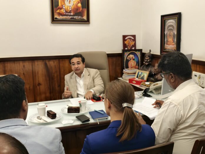 ससून डॉक्सच्या आधुनिकीकरण कामांबद्दल फिनलंड प्रतिनिधींसमवेत नितेश राणे यांची बैठक