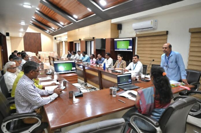 सिंधुदुर्ग जिल्हाधिकारी तृप्ती धोडमिसे यांनी घेतला जिल्‍हा उद्योग केंद्रांच्या विविध समित्यांचा आढावा.