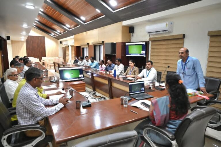 सिंधुदुर्ग जिल्हाधिकारी तृप्ती धोडमिसे यांनी घेतला जिल्‍हा उद्योग केंद्रांच्या विविध समित्यांचा आढावा.
