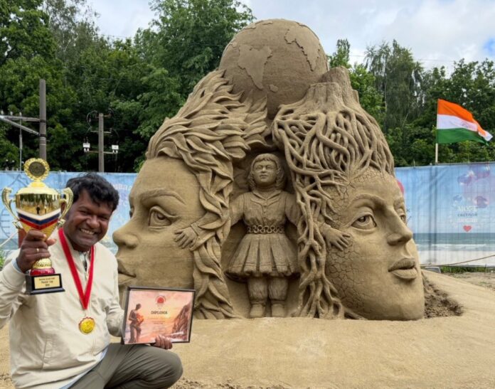 वाळूच्या कणांतून घडवला जागतिक कीर्तीचा प्रवास; सुदर्शन पटनायक यांना ‘ग्रँड मास्टर कप २०२६’ सन्मान