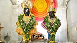 विटेवरी हरी... मुखी रामकृष्ण हरी!