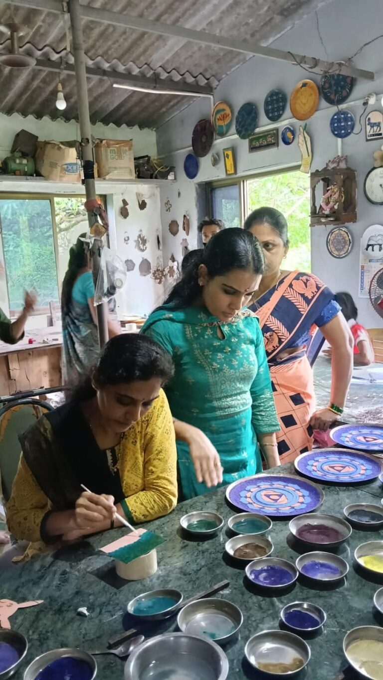 अलिबागमधील महिला बचतगटांच्या उद्योगांची सीईओ नेहा भोसले यांच्याकडून पाहणी