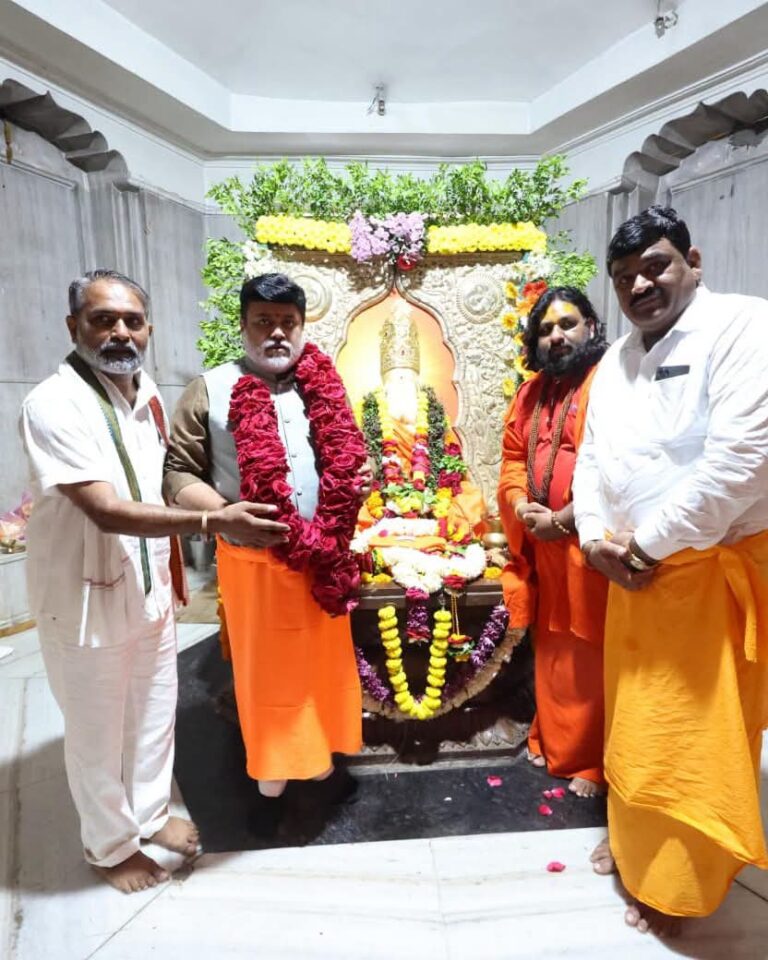 गुरुपौर्णिमेनिमित्त उदय सामंत यांनी घेतले श्री घृष्णेश्वर ज्योतिर्लिंग व संत जनार्दन स्वामी समाधीचे दर्शन