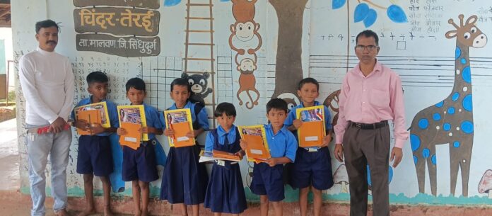 चिंदर गावातील जि. प. शाळेतील विद्यार्थ्यांना शैक्षणिक साहित्याचे वितरण