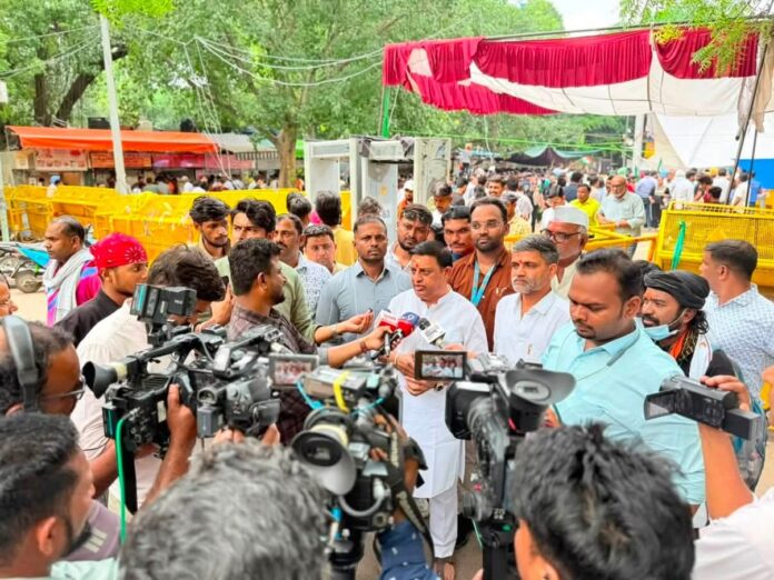 जंतर-मंतरवरील विद्यार्थी आंदोलनाला खासदार बाळ्या मामा आणि निलेश लंके यांचा पाठिंबा