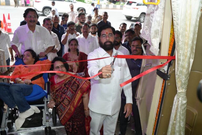 ठाण्यातील 'स्वयम' या बहुविकलांग मुलांचे पुनर्वसन दिव्यांग व्यक्तींसाठी फिरते वैद्यकीय सुविधा केंद्राचे लोकार्पण - उपमुख्यमंत्री एकनाथ शिंदे.