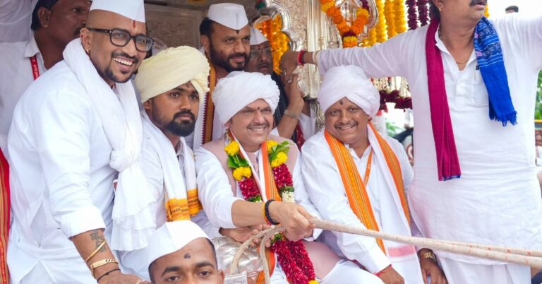 दसूर पाटी येथे मुख्यमंत्री देवेंद्र फडणवीस यांनी घेतले माऊलींच्या पादुकांचे दर्शन
