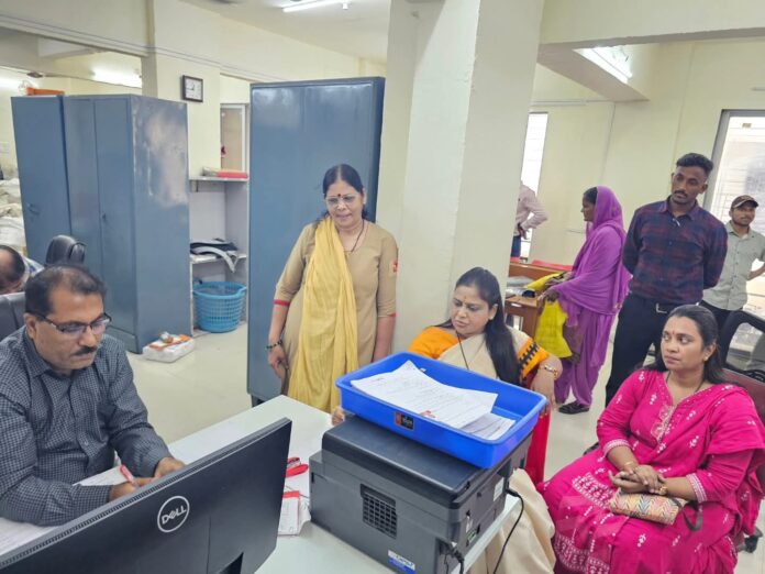पोस्ट कार्यालयातील नागरिकांच्या समस्या सोडविण्यासाठी नगराध्यक्ष भावना घाणेकर पोस्ट कार्यालयातील नागरिकांच्या समस्या सोडविण्यासाठी नगराध्यक्ष भावना घाणेकर यांची प्रत्यक्ष भेट