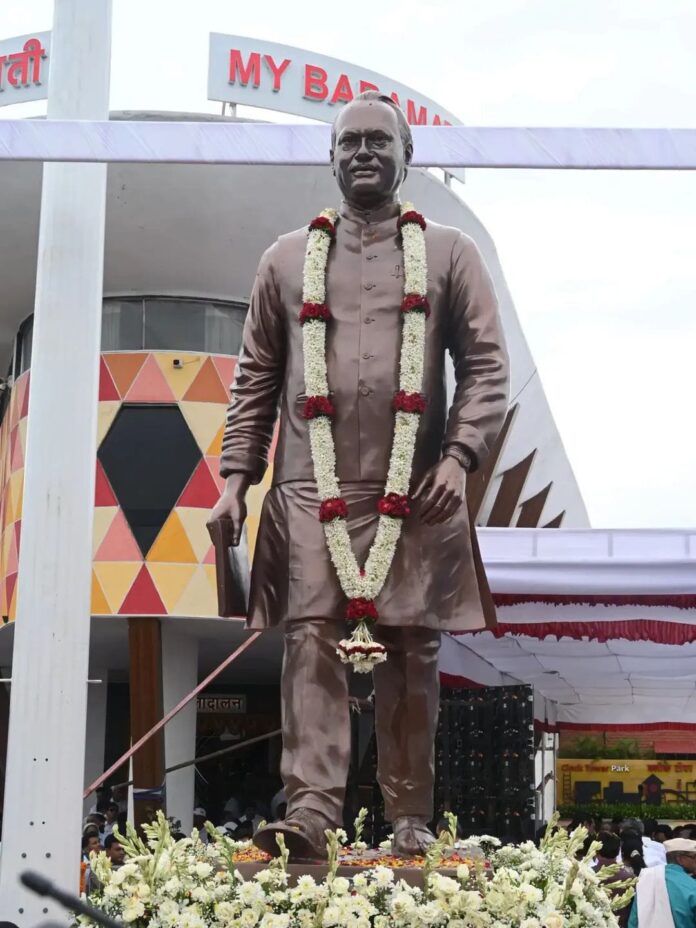 बारामतीत स्वर्गीय अजितदादा पवार यांच्या पूर्णाकृती पुतळ्याचे अनावरण