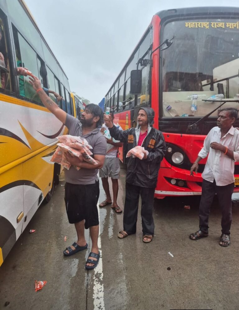 मुंबई-गोवा महामार्गावर अडकलेल्या प्रवाशांना महसूल प्रशासनाचा दिलासा; नाश्ता आणि पिण्याच्या पाण्याची व्यवस्था