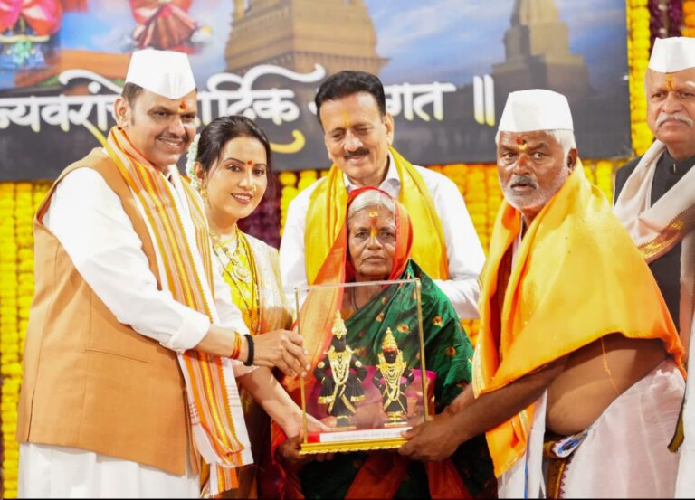 मुख्यमंत्री देवेंद्र फडणवीस यांच्या हस्ते मानाच्या वारकरी दाम्पत्याचा सत्कार