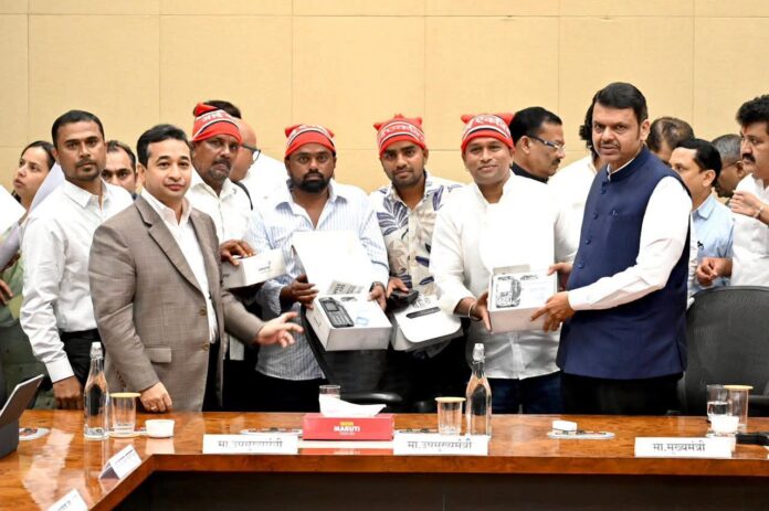 खोल समुद्रातील मच्छिमारांसाठी सॅटेलाईट फोन सुविधा; मुख्यमंत्र्यांच्या हस्ते ५ फोनचे प्रतीकात्मक वितरण