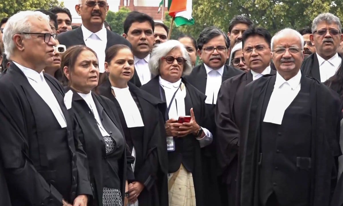 'लोकशाही वाचवा, संविधान वाचवा' घोषणेखाली सर्वोच्च न्यायालयात संविधानाच्या उद्देशिकेचे वाचन