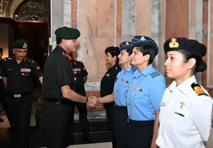 'समुद्र प्रदक्षिणा' मोहिमेतील महिला अधिकाऱ्यांच्या कामगिरीचे लष्करप्रमुखांकडून कौतुक 'समुद्र प्रदक्षिणा' मोहिमेतील महिला अधिकाऱ्यांच्या कामगिरीचे लष्करप्रमुखांकडून कौतुक